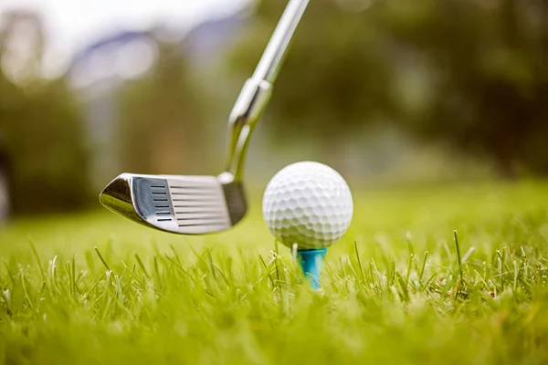 Golfball am Abschlag vor Fahrer — Stockfoto