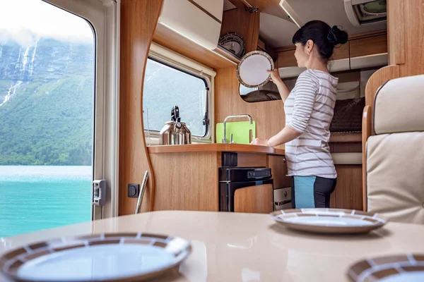 Mujer cocinando en autocaravana, autocaravana interior —  Fotos de Stock