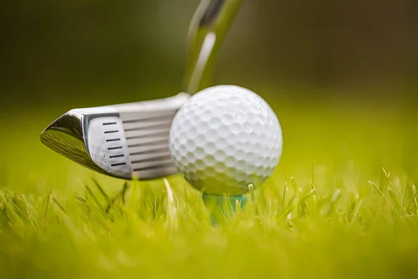 Bola de golfe no tee na frente do motorista — Fotografia de Stock