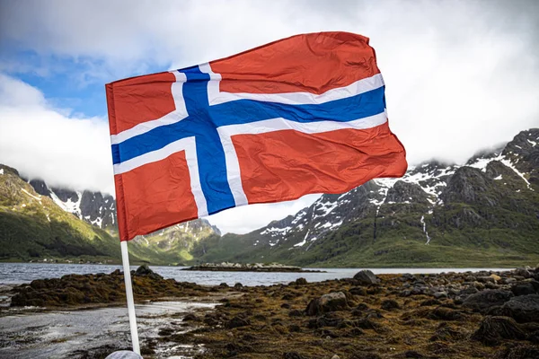 挪威国旗。美丽的自然挪威自然景观. — 图库照片