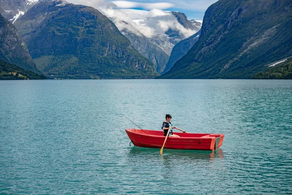 Mujer pescando en un barco . —  Fotos de Stock