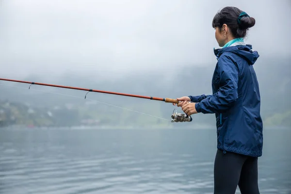 नॉर्वे में मत्स्य पालन रॉड पर मछली पकड़ने वाली महिला . — स्टॉक फ़ोटो, इमेज