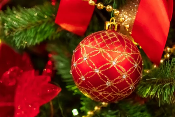 Rote Weihnachtskugel hängt am Weihnachtsbaum. — Stockfoto