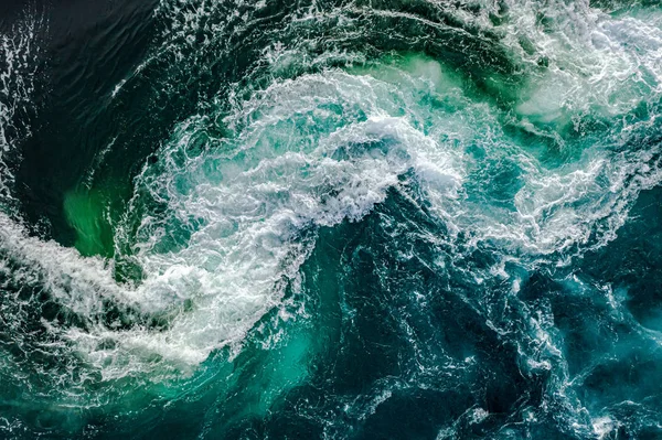 Ondas de água do rio e do mar se encontram durante h — Fotografia de Stock