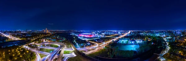 Vista aérea nocturna panorámica de una intersección de autopistas tra — Foto de Stock