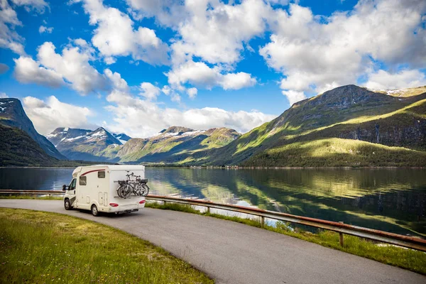 Viaje de vacaciones en familia RV, viaje de vacaciones en autocaravana — Foto de Stock