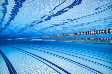 Su arka plan altında Olimpik Yüzme havuzu.