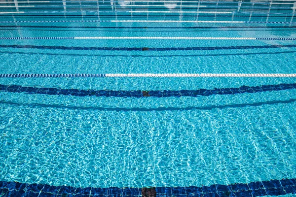 Fondo de la piscina olímpica en un día soleado brillante — Foto de Stock