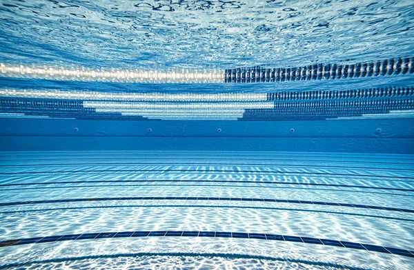 Olympisches Schwimmbad unter Wasser. — Stockfoto