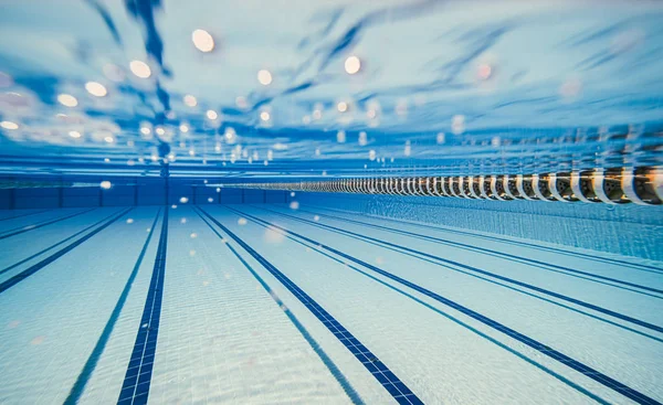 Piscina olímpica bajo fondo acuático . — Foto de Stock