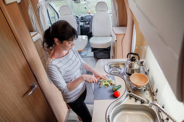 Mulher cozinhar em campista, interior motorhome — Fotografia de Stock