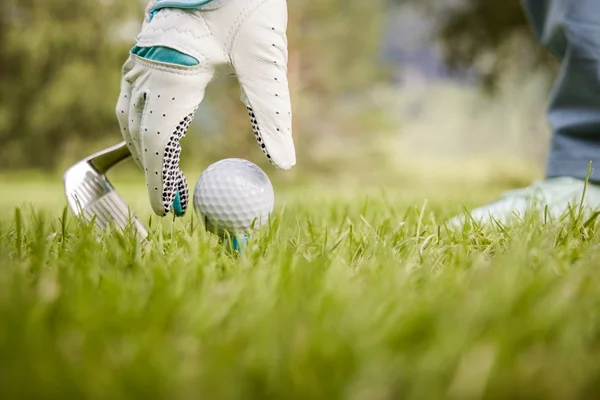 Перчатка с мячом для гольфа — стоковое фото