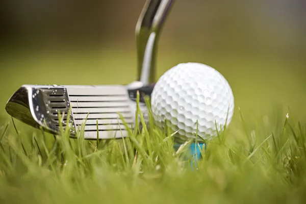 Piłeczki do golfa na tee przed kierowcy — Zdjęcie stockowe