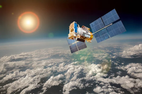 Satellite spaziale sul pianeta terra — Foto Stock