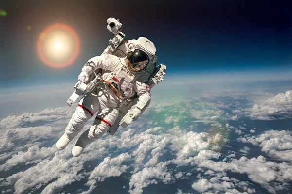 Astronauta en el espacio exterior — Foto de Stock