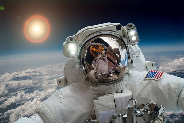 Astronaut i yttre rymden — Stockfoto