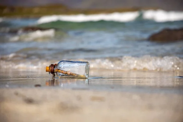 Message dans la bouteille contre le coucher du soleil — Photo