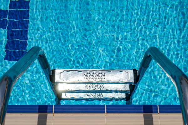 Agarrar las barras de escalera en la piscina —  Fotos de Stock