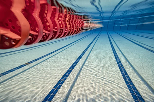 Piscina Olímpica sob fundo de água . — Fotografia de Stock