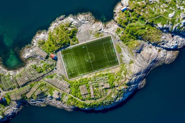 Yukarıdan Henningsvaer Futbol sahası stadyumu.