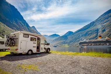 Geiranger fiyort, Norveç. Aile tatil seyahat Rv, tatil gezisi