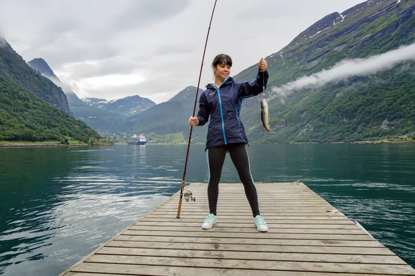 Mujer pescando en caña de pescar spinning en Noruega . —  Fotos de Stock