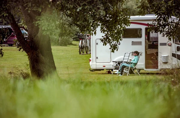 Viaje de vacaciones en familia RV, viaje de vacaciones en autocaravana — Foto de Stock