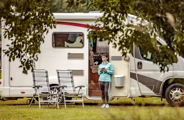 Viaje de vacaciones en familia RV, viaje de vacaciones en autocaravana —  Fotos de Stock