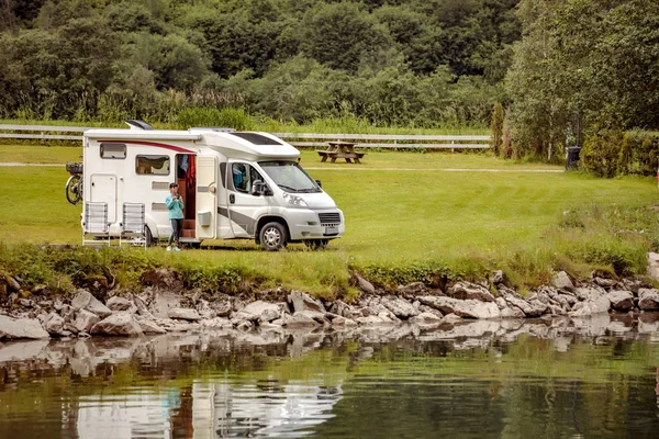 Viaje de vacaciones en familia RV, viaje de vacaciones en autocaravana —  Fotos de Stock