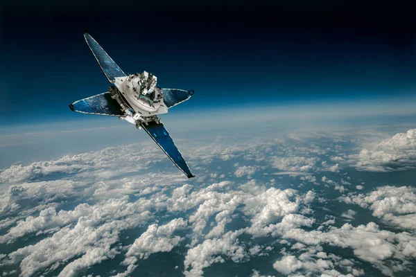 Satélite espacial sobre el planeta tierra — Foto de Stock