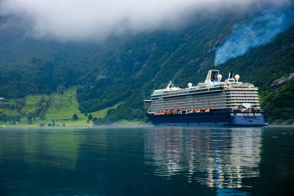 Kreuzfahrtschiffe auf dem Geiranger Fjord, Norwegen — Stockfoto