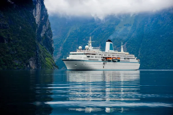 Kreuzfahrtschiffe auf dem Geiranger Fjord, Norwegen — Stockfoto