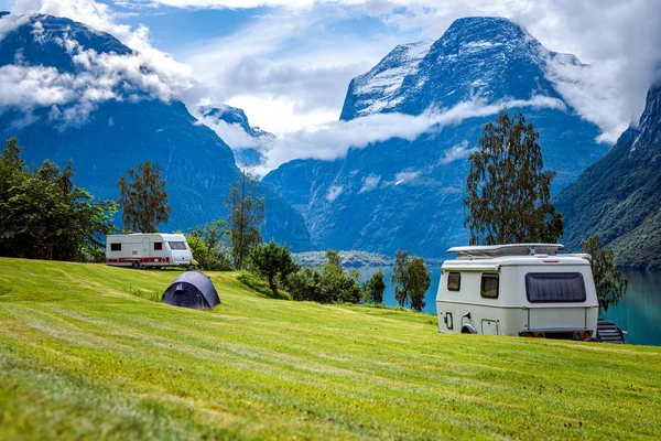 Familie vakantie reizen Rv, vakantiereis in camper — Stockfoto