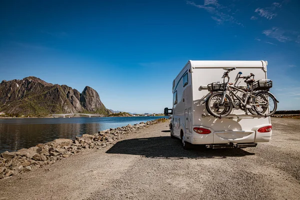 Viaje de vacaciones en familia RV, viaje de vacaciones en autocaravana —  Fotos de Stock