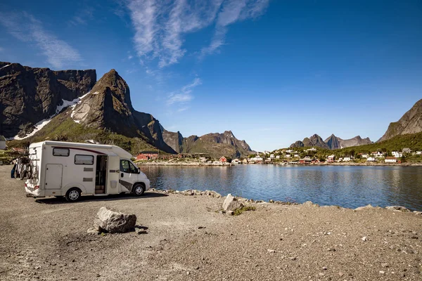 Aile tatil seyahat Rv, kamyonet ve karavan tatil gezisi — Stok fotoğraf