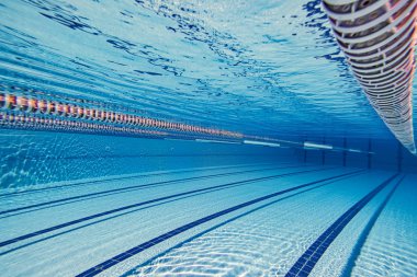 Su arka plan altında Olimpik Yüzme havuzu.