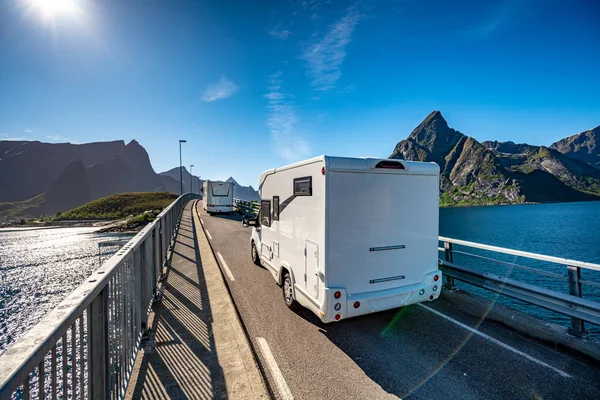 VR Caravan coche viaja por la carretera . — Foto de Stock