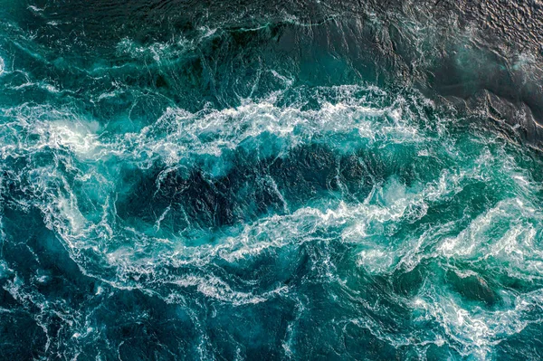 Wellen des Wassers des Flusses und des Meeres begegnen einander während h — Stockfoto