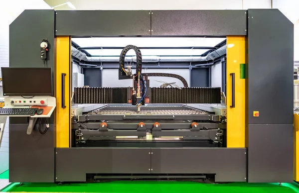 CNC Corte por láser de metal, tecnología industrial moderna. — Foto de Stock