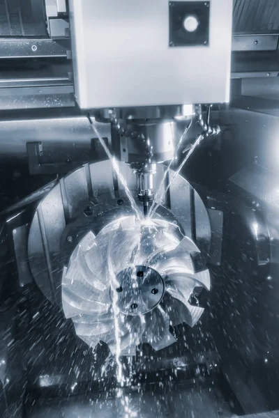 Металообробна токарна фрезерна машина з ЧПУ. Різання металу сучасний професіонал — стокове фото