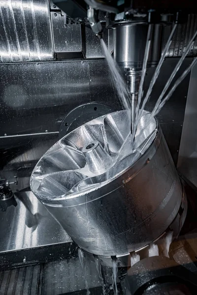 Metallbearbeitende CNC-Fräsmaschine. Schneiden von Metall modern pro — Stockfoto