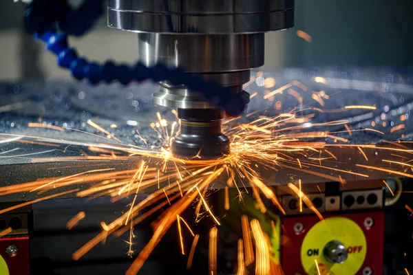 Fresatrice tornio CNC per lavorazione dei metalli. Taglio metallo moderno pro — Foto Stock