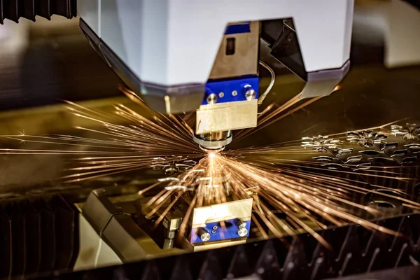 CNC κοπή μετάλλων λέιζερ, σύγχρονη βιομηχανική τεχνολογία. — Φωτογραφία Αρχείου