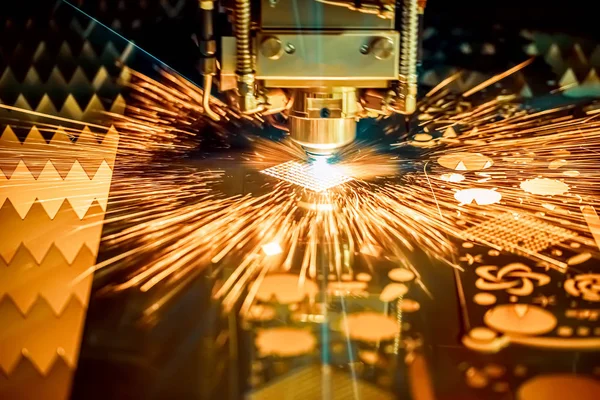 CNC Corte por láser de metal, tecnología industrial moderna. — Foto de Stock