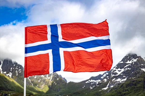 Флаг Норвегии. Прекрасная природа Норвегии. — стоковое фото