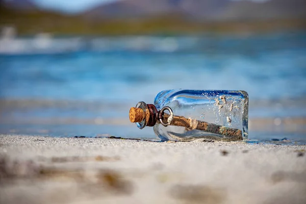 Message dans la bouteille contre le coucher du soleil — Photo