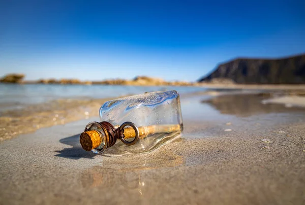 Mensaje en la botella contra el atardecer —  Fotos de Stock