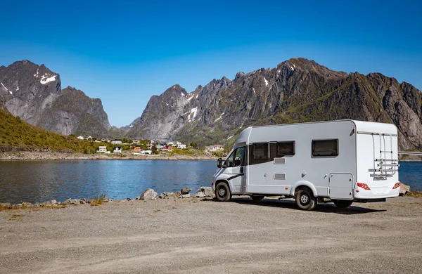 Familie vakantie reizen Rv, vakantiereis in camper — Stockfoto