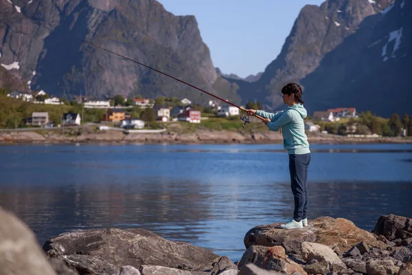Donna pesca su canna da pesca filatura in Norvegia . — Foto Stock