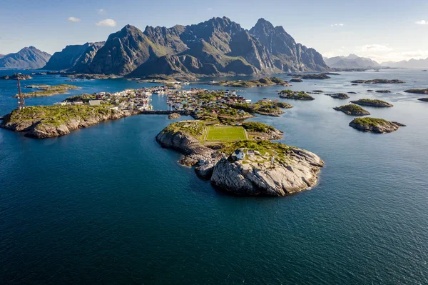 Henningsvaer Lofoten egy szigetcsoport Nordland megyében. — Stock Fotó